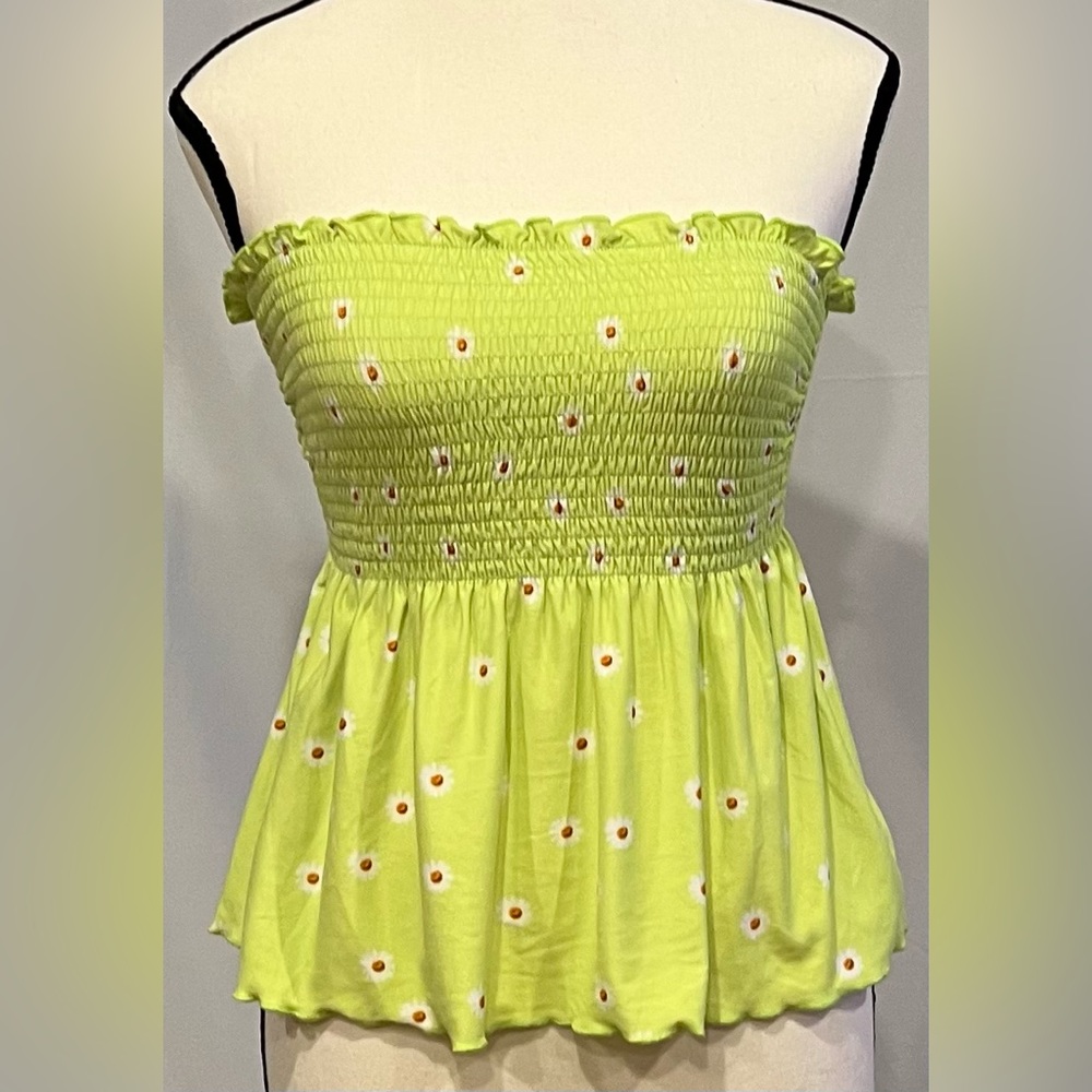 NWT Rue 21 Smocked and Flair Top with White Daisies M